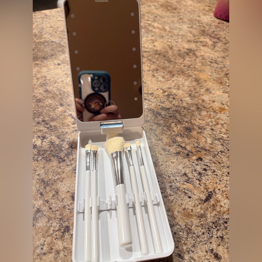 Cinnamoroll Sanrio Makeup Brushes compact set - Picture 3 of 4